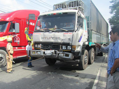 Tai nạn liên hoàn gần cầu vượt Sóng Thần