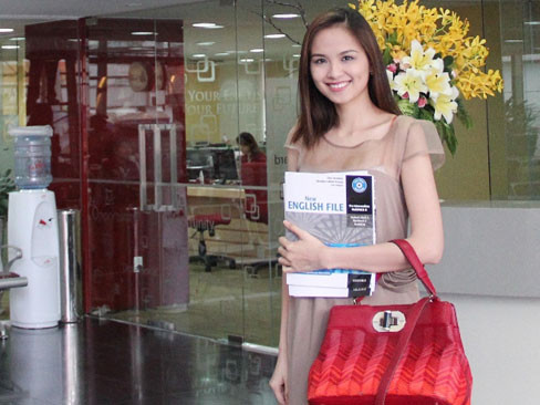 Diễm Hương làm gì trước khi tham dự Miss Universe?