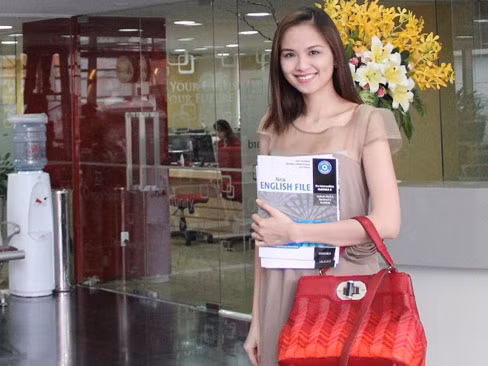 Diễm Hương làm gì trước khi tham dự Miss Universe?