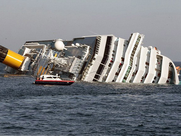 Tàu Costa Concordia bị nghiêng 20 độ