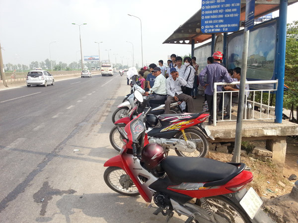 Xe tải mất lái, húc bảy người bị thương