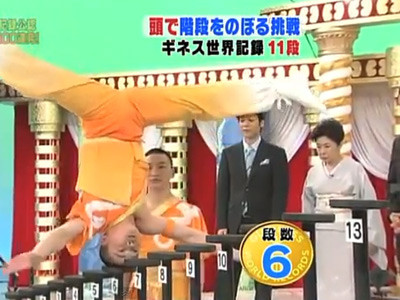 Clip: Kung-fu leo 15 bậc cầu thang bằng... đầu