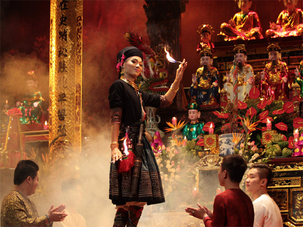 Khi Giáo sư, Tiến sĩ lên đồng