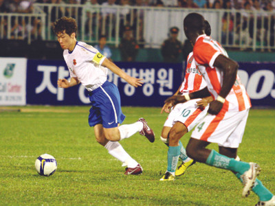 Park Ji Sung trên sân Thống Nhất (TPHCM) ngày 15-6	Ảnh Tường Vũ