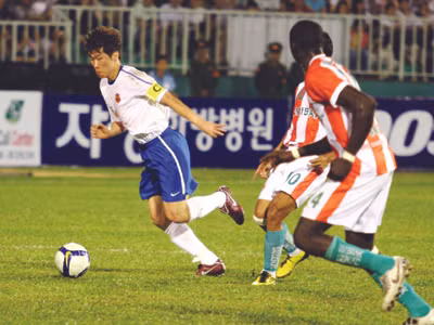 Park Ji Sung trên sân Thống Nhất (TPHCM) ngày 15-6	Ảnh Tường Vũ