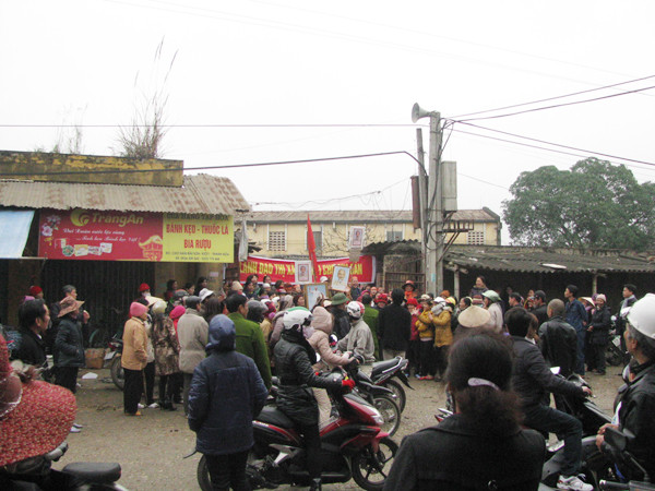 Tiểu thương tập trung trước cổng chợ phản đối những điều họ cho là chưa hợp lý Ảnh: H.L