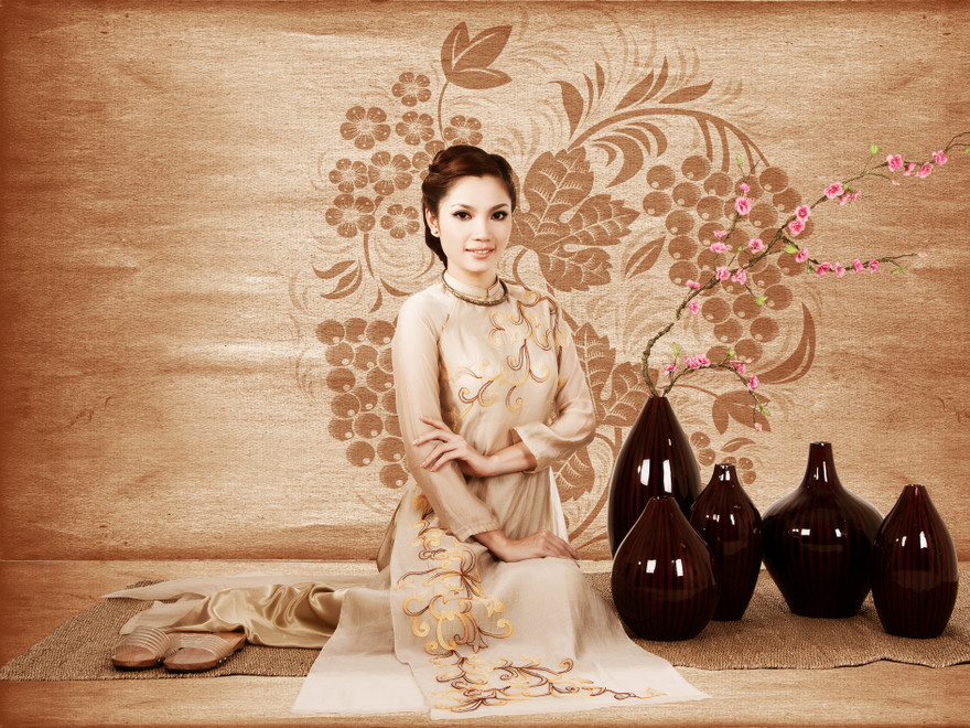 Người đẹp diện áo dài lụa, đi guốc mộc đón Tết xưa