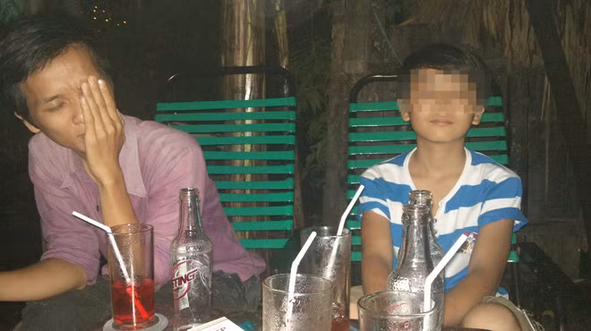 Vạch mặt 'tú ông' dụ dỗ bé trai 'đi khách'