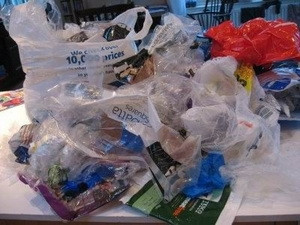 Phát minh cỗ máy biến túi nilon thành nhiên liệu