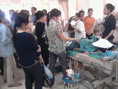 Mẹ con tử vong, người nhà đập phá bệnh viện