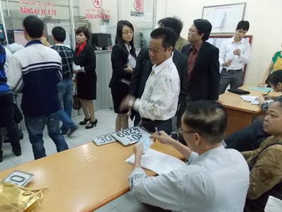 Số người đến làm thủ tục 'sang tên đổi chủ' tăng gấp đôi