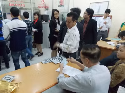 Số người đến làm thủ tục 'sang tên đổi chủ' tăng gấp đôi