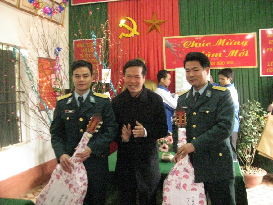 Bí thư thứ nhất TW Đoàn Võ Văn Thưởng tặng hai đàn ghi ta cho các chiến sĩ tiểu đoàn 152