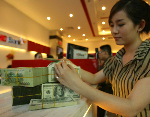 Giữ tiền đồng hay ngoại tệ?