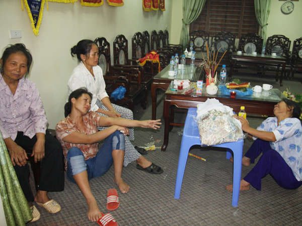 Người nhà sản phụ Đỗ Thị Thùy Dung Ảnh: Hoàng Oanh.