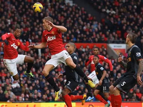 Van Persie nổ súng, M.U vượt qua Liverpool