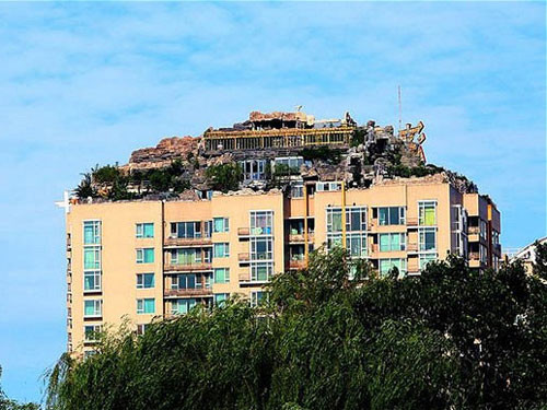 Cung điện kỳ quặc ‘đội đầu’ chung cư