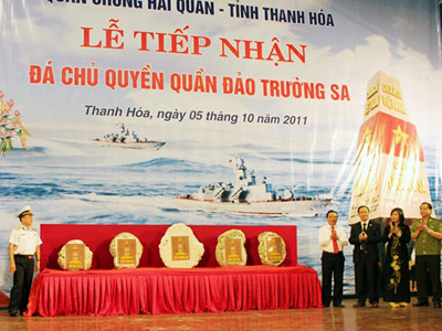 Tiếp nhận đá chủ quyền Trường Sa