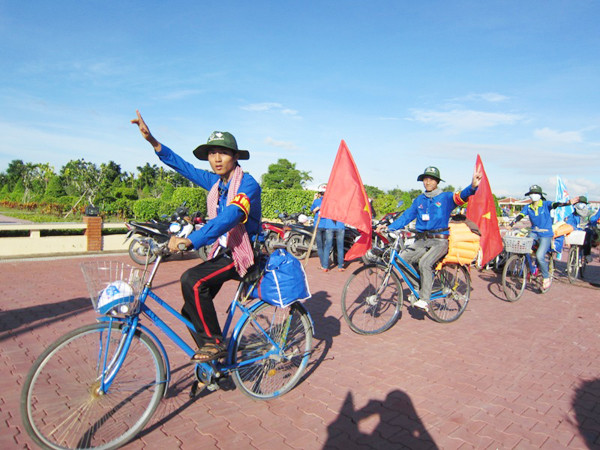 Bạn trẻ trong hành trình qua 13 tỉnh miền Tây Ảnh: Q.M