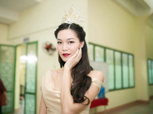 Thùy Dung đội vương miện lộng lẫy đón dàn 'trai đẹp'