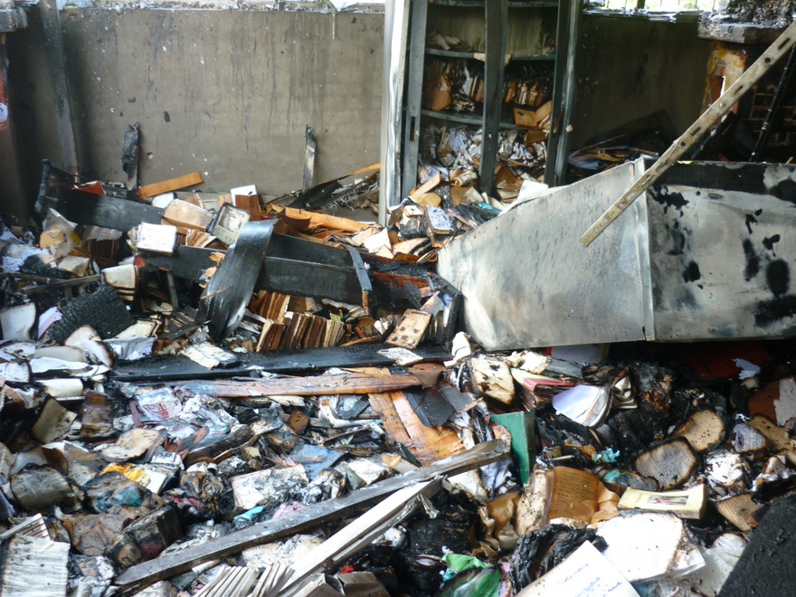 Đống sách hơn 12000 cuốn đã bị đốt gần hết