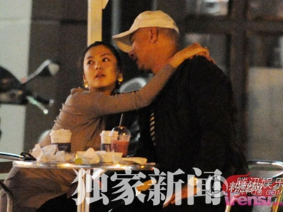 Trương Vũ Kỳ thân mật với chồng giữa phố