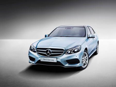 Mercedes vén màn E-Class trục cơ sở dài