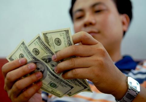 Dân cần mua bán USD, ở đâu?