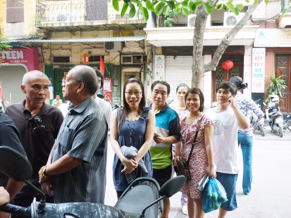 Xếp hàng chờ đến lượt mua phở ở Bát Đàn Ảnh: Xuân Phú