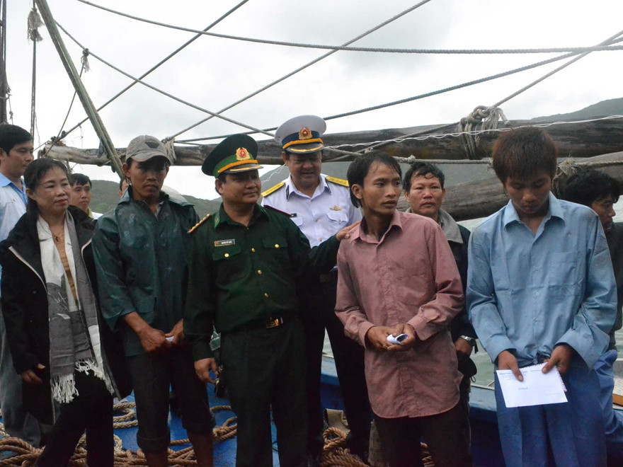 Cứu tàu cá và bảy ngư dân sắp chìm trên biển