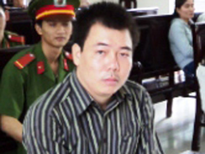 Đang thụ án, được thăng chức phó phòng tín dụng