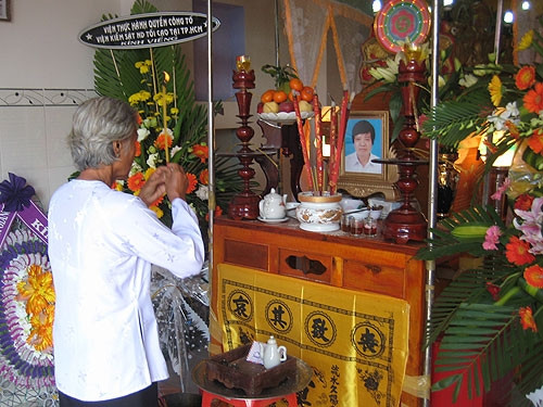 Một người dân thắp hương cho nhà báo xấu số