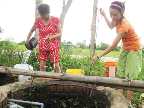 Cạnh nhà máy nước vẫn khát