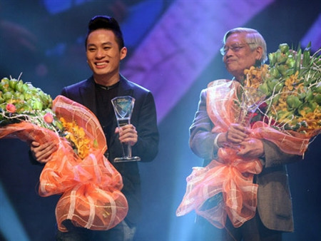 'Chiếc khăn Piêu' lập kỷ lục 10 lần dẫn đầu