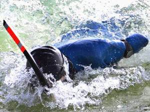 Không tay không chân bơi từ Alaska sang Nga