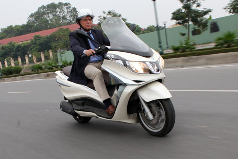 Piaggio X10 125cc: Gã lực lưỡng yếu đuối?