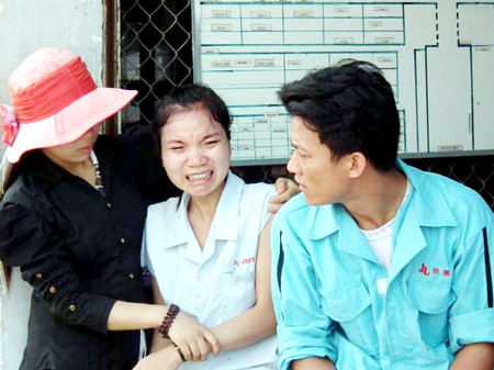 Bảy công nhân thương vong vì xe tải húc