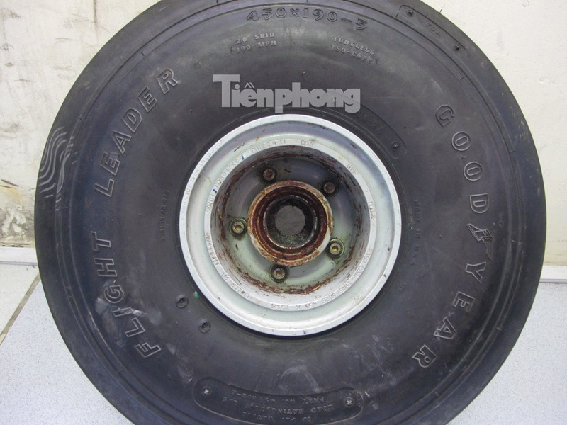 Cận cảnh chiếc lốp máy bay ATR72 bị rơi