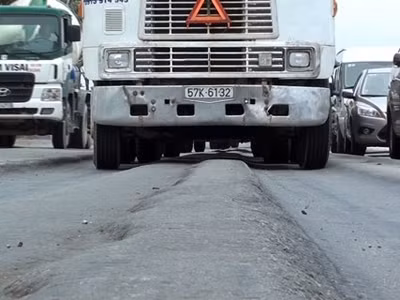 Clip: Đường nghìn tỷ lún nghiêm trọng