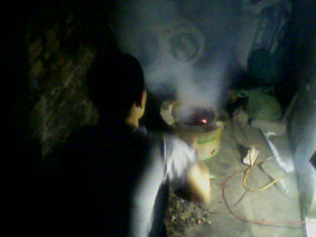 Hai vợ chồng già hôn mê vì sưởi bằng than tổ ong