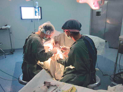 Bác sĩ ngoại khoa luôn đối mặt nguy cơ mổ nhầm Ảnh: L.N