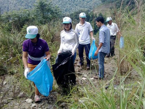 Nhặt rác trên đỉnh Omega