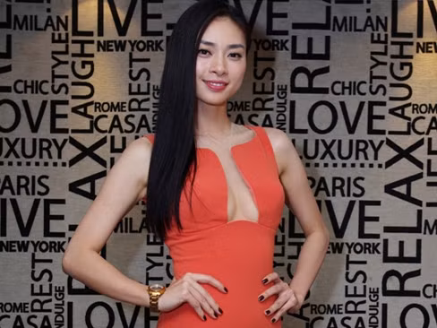 Ngô Thanh Vân mặc váy khoét ngực cực 'hiểm'