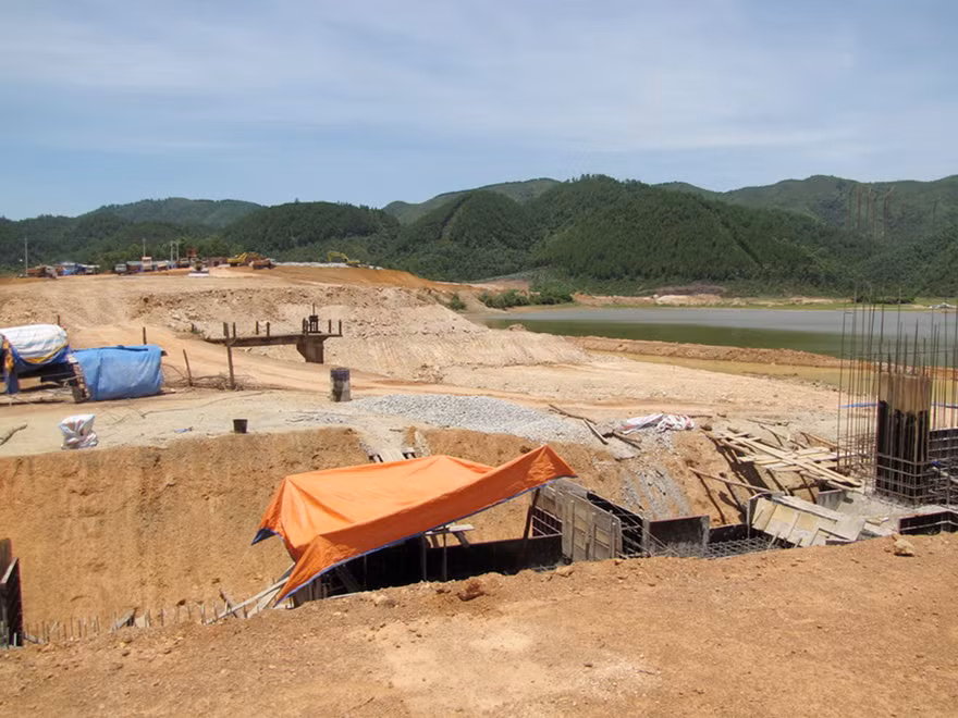 Dân bức xúc rào đường quanh khu vực thi công thuộc dự án thủy lợi tây nam Hương Trà. Ảnh: Ngọc Văn