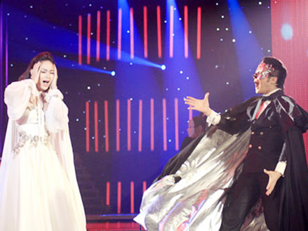 ‘Hoàn vũ’ nhờ vay mượn