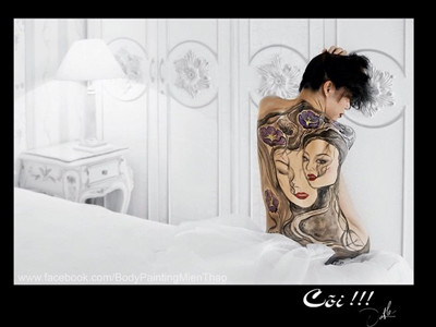 Cô giáo đam mê vẽ tranh trên cơ thể khỏa thân