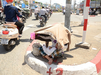 Thêm vụ 'cái bang' hành xác em bé giữa trời nắng