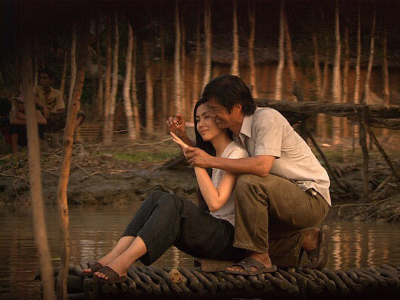 Ông Võ rất cưng vợ, làm lụng quần quật để lo cho vợ hạnh phúc - một người đàn bà đẹp nhất nhì vùng.