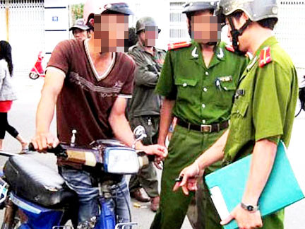Đánh thượng sĩ công an dập mặt vì bị thu xe gian