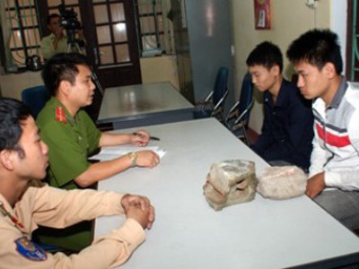 Sinh viên dùng gạch tấn công cảnh sát giao thông